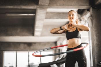 BẬT MÍ CÁCH LẮC VÒNG ĐẨY LÙI MỠ BỤNG THU GỌN VÒNG EO